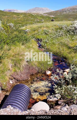 Kleine rote Farbe River durch die Vavatn See. Sommer Landschaft in Hemsedal, Buskerud, Norwegen. Stockfoto