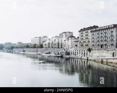 TURIN, ITALIEN - CA. OKTOBER 2021: Fiume Po bedeutet Fluss Po Stockfoto