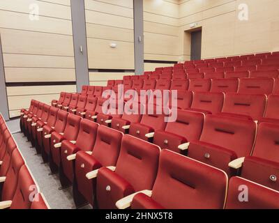 Reihen leerer roter Sitze in einem Theater, Coronavirus-Sperre, Foto Stockfoto