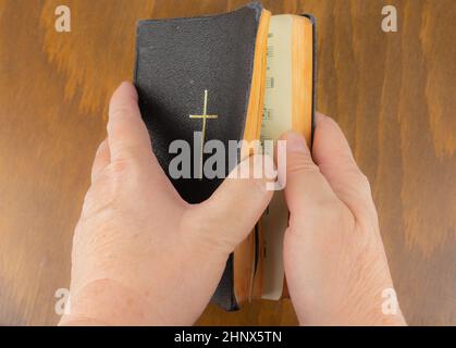 Frau hält eine Bibel in der Hand Stockfoto