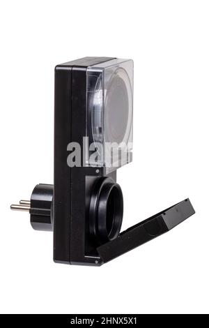 Smart Home für Zuhause und Garten. Mechanischer 24-Stunden-Timer für Außensteckdosen isoliert auf weißem Hintergrund. Beschneidungspfad. Makro. Stockfoto