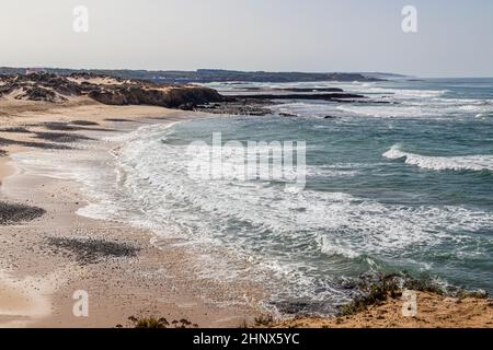 Strand und Bucht Praia do Carreiro da Fazenda bei Vila Nova de Milfontes, Alentejo, Portugal, Strand und Bucht Praia do Carreiro da Fazenda in der Nähe von Vila Nov Stockfoto