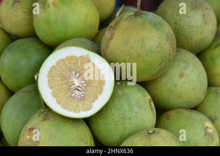 Nahaufnahme von Pomelos auf dem Markt. Der Pomelo wird häufig konsumiert und für festliche Anlässe in ganz Südostasien verwendet.Chinesische und taiwanesische wi Stockfoto