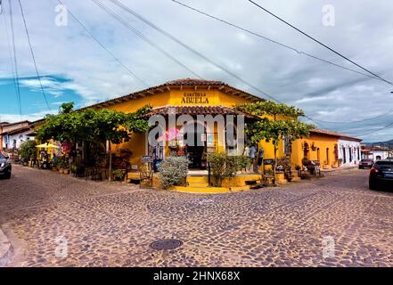 Bunte Architektur im kolonialen Suchitoto, El Salvador Stockfoto