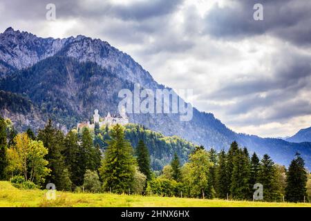 Blick auf das Schloss Neuschwanstein und die umliegenden Berge in Bayern Stockfoto