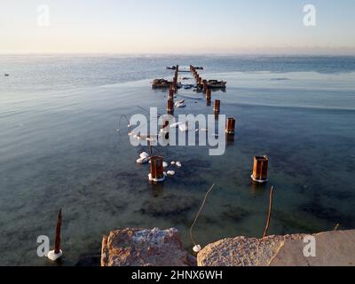 Alte Betonpier Kaspisches Meer. Kasachstan. Mangistau. Aktau. 22 November 2019 Jahr. Stockfoto