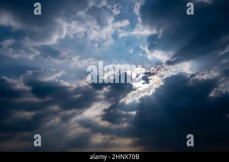 Gott Licht. Dunkler wolkig Himmel mit Sonnenstrahl. Sonne strahlt durch schwarze Wolken. Gott Licht vom Himmel für Hoffnung und treue Konzept. Glaubt an gott. Himmel auf Erden Stockfoto