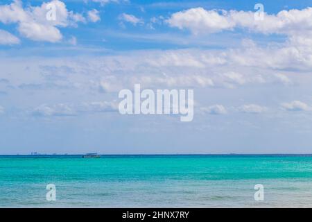 Boote und Yachten zwischen der Insel Cozumel und dem tropischen mexikanischen Strandpanorama von Playa 88 und Punta Esmeralda in Playa del Carmen Mexiko. Stockfoto