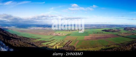 Landschaftlich reizvoller Blick vom Kyffhäuser Denkmal auf die Harzlandschaft im Winter Stockfoto