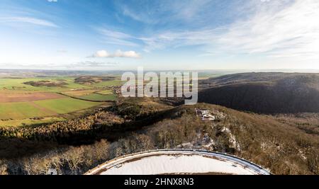 Blick vom Kyffhaeuser-Denkmal auf das Tal und die ländliche Umgebung in Thüringen, Deutschland. Stockfoto