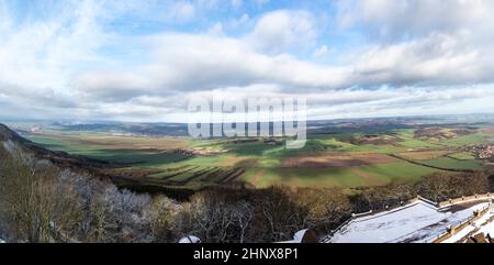 Blick vom Kyffhaeuser-Denkmal auf das Tal und die ländliche Umgebung in Thüringen, Deutschland. Stockfoto