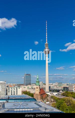 Klassische Weitwinkelansicht der Berliner Skyline mit berühmtem Fernsehturm am Alexanderplatz im Sommer, im Zentrum von Berlin Mitte, Deutschland Stockfoto