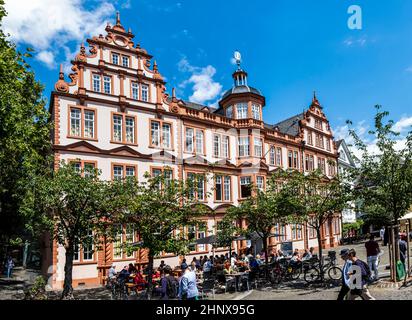 MAINZ, DEUTSCHLAND - 15. JULI 2016: Altes historisches Gutenberg-Museum mit blauem Himmel in Mainz, Deutschland. Mainz ist die Hauptstadt des Landkreises Rheinland-Pfalz. Stockfoto