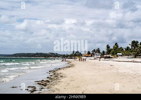 Die Menschen genießen den Strand von Ponta Prera auf der Insel capo verde in Brasilien. Stockfoto