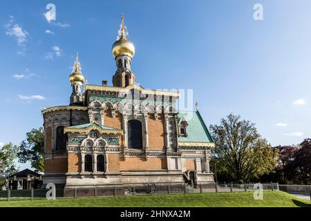 orthodoxe Kirche an der Mathildenhöhe in Darmstadt unter blauem Himmel Stockfoto