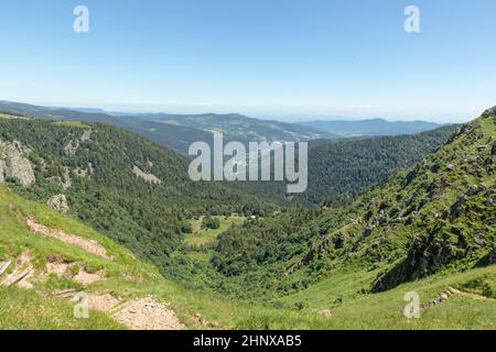 Panoramablick auf den Gipfel le Hoheneck auf der Haute du crete im elsass in Frankreich Stockfoto