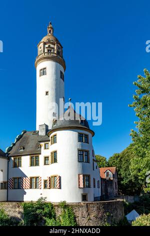 Berühmter Hoechster Schlosssturm in Frankfurt Hoechst unter blauem Himmel Stockfoto