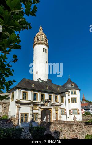 Berühmter Hoechster Schlosssturm in Frankfurt Hoechst unter blauem Himmel Stockfoto