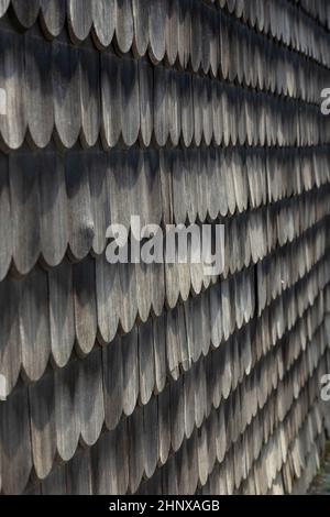 Holzdach - alte traditionelle Methode für die Bedachung - Dachschindeln und Shakes sind bekannt für ihre Dämmeigenschaften Stockfoto