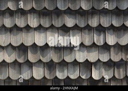 Holzdach - alte traditionelle Methode für die Bedachung - Dachschindeln und Shakes sind bekannt für ihre Dämmeigenschaften Stockfoto