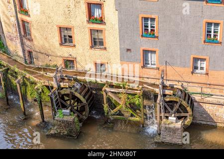 Touristenziel - Wasserfall im Stadtzentrum von Saarburg, Deutschland, umgeben von Häusern auf einem Hügel Stockfoto