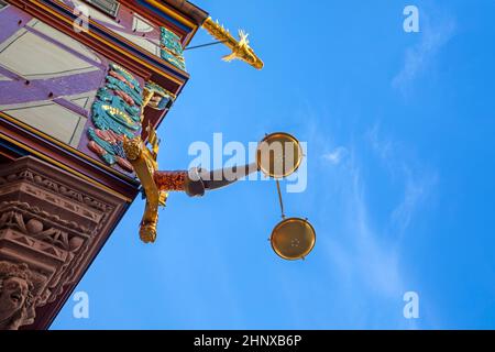 Detail der goldenen Skala, dem teuersten Haus der rekonstruierten neuen Frankfurter Altstadt unter blauem Himmel Stockfoto