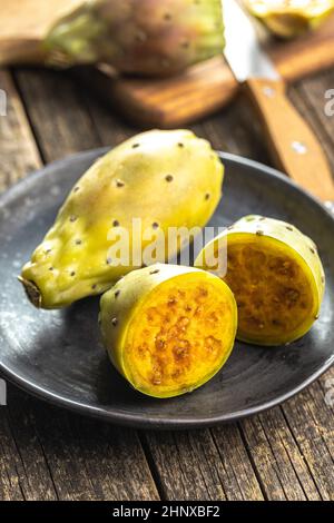 Rohe stachelige Birnen. Opuntia oder indischer Feigenkaktus auf dem Teller. Stockfoto