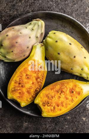 Rohe stachelige Birnen. Opuntia oder indischer Feigenkaktus auf dem Teller. Draufsicht. Stockfoto