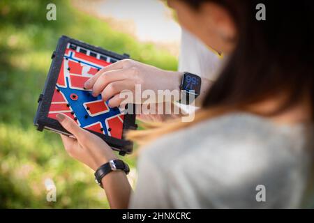 Menschen mit Sehbehinderung mit taktilen Karten, 3D-Modellen von Stadtzentren, Sehenswürdigkeiten, Straßen Stockfoto