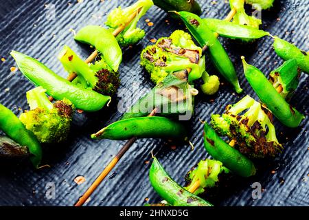 Gemüsekebab mit Brokkoli, grünen Erbsen und Okra.geröstetes Gemüse auf einem Spieß Stockfoto