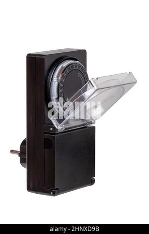 Smart Home für Zuhause und Garten. Mechanischer 24-Stunden-Timer für Außensteckdosen isoliert auf weißem Hintergrund. Beschneidungspfad. Makro. Stockfoto