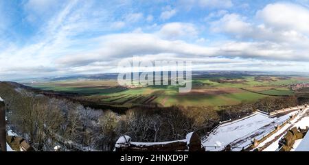 Blick vom Kyffhaeuser-Denkmal auf das Tal und die ländliche Umgebung in Thüringen, Deutschland. Stockfoto