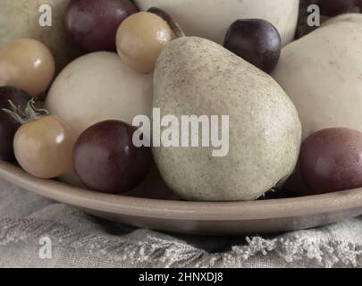 Stillleben: Äpfel, Birnen, Pflaumen in einer Keramikplatte. In Nahaufnahme präsentiert. Vorderansicht Stockfoto