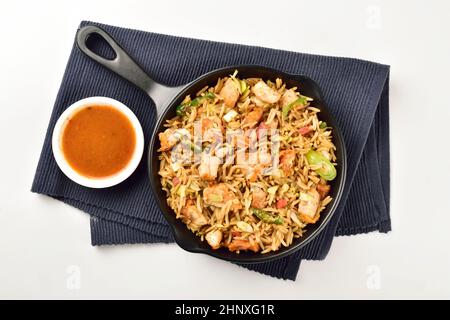 Gebratener Hühnerreis mit Chilisauce Stockfoto