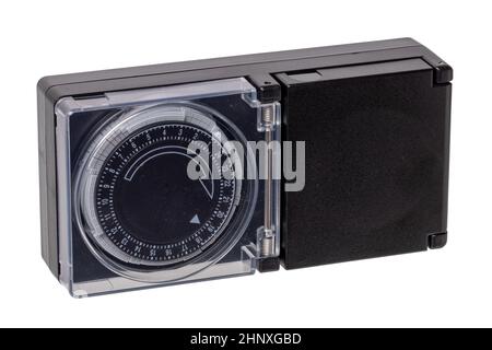 Smart Home für Zuhause und Garten. Mechanischer 24-Stunden-Timer für Außensteckdosen isoliert auf weißem Hintergrund. Beschneidungspfad. Makro. Stockfoto