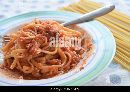 bucatini mit Fischtomatensoße mit roher Pasta Stockfoto