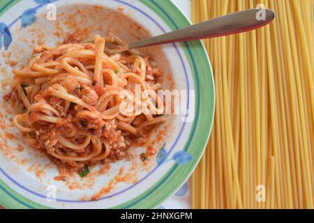 bucatini mit Fischtomatensoße mit roher Pasta Stockfoto