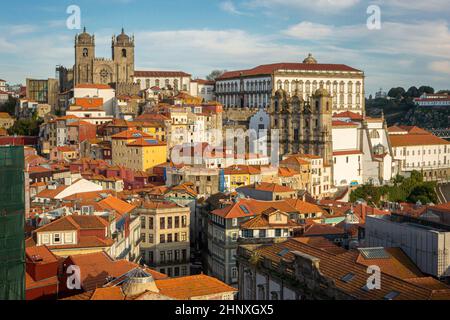 Blick auf die Stadt Porto, Portugal über alte Ziegeldächer Stockfoto