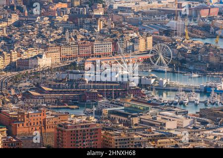 Blick auf den Hafen von Genua, einer der wichtigsten im mittelmeer Stockfoto