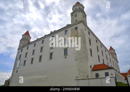 Blick auf die Burg Bratislava. Bratislava Burg - Bratislava hrad - Hauptburg von Bratislava, Hauptstadt der Slowakei. Stockfoto