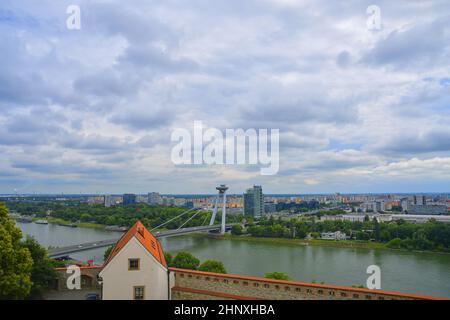 BRATISLAVA, SLOWAKEI - 8. JUNI 2020: Brücke des Slowakischen Nationalaufstandes, allgemein als die meisten Slovenskeho narodneho povstania oder die UFO B bezeichnet Stockfoto