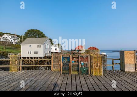 Hummerkäfig an einem Pier in einem Fischerhafen im Bundesstaat Maine in Neuengland Stockfoto