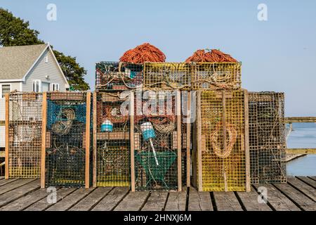 Hummerkäfig an einem Pier in einem Fischerhafen im Bundesstaat Maine in Neuengland Stockfoto