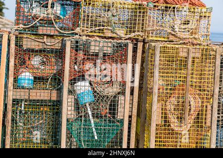 Hummerkäfig an einem Pier in einem Fischerhafen im Bundesstaat Maine in Neuengland Stockfoto