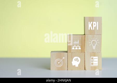 Holzwürfel mit KPI Key Performance Indicator Symbol auf Hintergrund und Copy Space.Business Concepts. Stockfoto