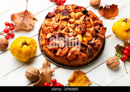 Köstlicher Quitte im Herbst auf weißem Hintergrund. Herbstliche Backwaren Stockfoto
