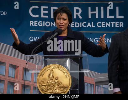 Washington DC, USA. 17th. Februar 2022. Bürgermeister Muriel Bowser spricht bei der bahnbrechenden und Namensenthüllung des New Hospital auf dem St. Elizabeths East Campus in Washington, DC, USA, am 17. Februar 2022 zu einem Treffen von Gästen. Foto von Bill O’Leary/Pool/ABACAPRESS.COM Credit: Abaca Press/Alamy Live News Stockfoto