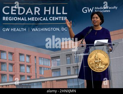 Washington DC, USA. 17th. Februar 2022. Bürgermeister Muriel Bowser spricht bei der bahnbrechenden und Namensenthüllung des New Hospital auf dem St. Elizabeths East Campus in Washington, DC, USA, am 17. Februar 2022 zu einem Treffen von Gästen. Foto von Bill O’Leary/Pool/ABACAPRESS.COM Credit: Abaca Press/Alamy Live News Stockfoto