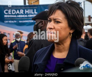 Washington DC, USA. 17th. Februar 2022. Bürgermeister Muriel Bowser, bei der bahnbrechenden und Namensenthüllung des New Hospital auf dem St. Elizabeths East Campus in Washington, DC, USA, 17. Februar 2022. Foto von Bill O’Leary/Pool/ABACAPRESS.COM Credit: Abaca Press/Alamy Live News Stockfoto