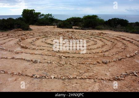 Wunderbare magische Steinspiralen der Hippies an den Küsten ibizas und ihre schamanischen Wirbel in Kreisen auf den balearen Stockfoto